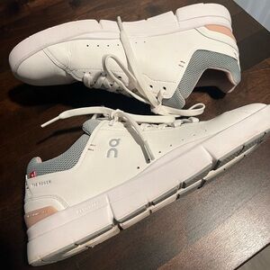 On Cloud the Roger Advantage leather court shoe